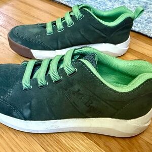 LL Bean youth sz 4 suede sneakers